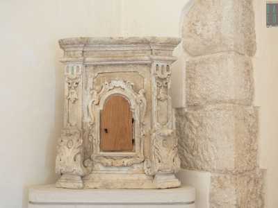 ...e un tabernacolo in pietra, entrambi del Settecento, ancora oggi utilizzati